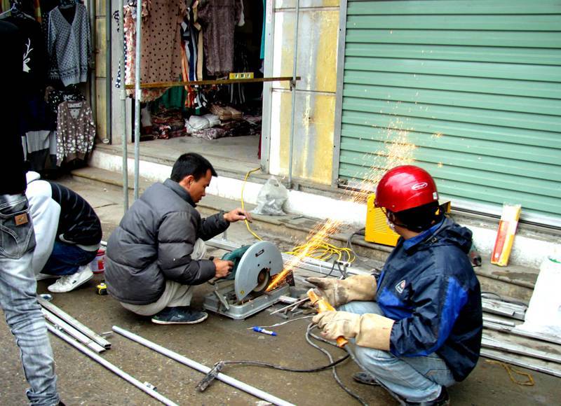 Thợ Làm Cửa Sắt